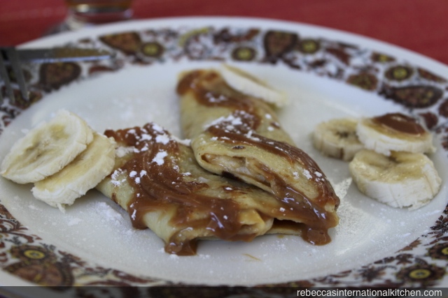 Easy recipe for crepes with dulce de leche and bananas
