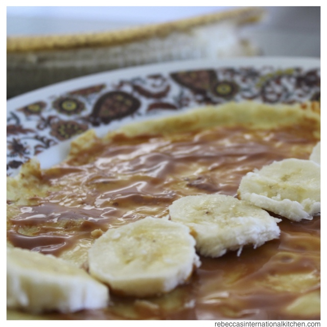 Easy recipe for crepes with dulce de leche and bananas